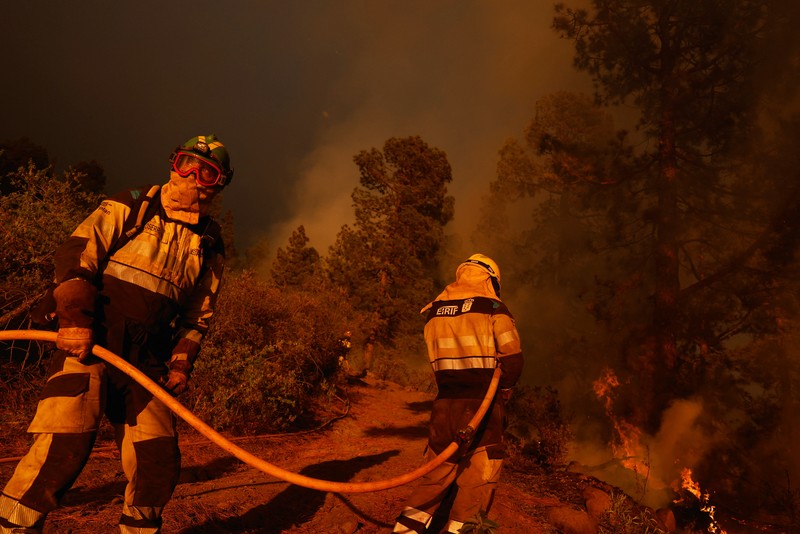 Petugas pemadam kebakaran hutan EIRIF bekerja selama pemadaman kebakaran Tijarafe di Pulau Canary La Palma, Spanyol 16 Juli 2023. (REUTERS/Borja Suarez)