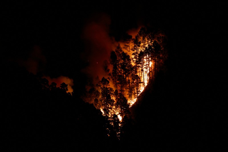 Petugas pemadam kebakaran hutan EIRIF bekerja selama pemadaman kebakaran Tijarafe di Pulau Canary La Palma, Spanyol 16 Juli 2023. Petugas pemadam kebakaran hutan EIRIF bekerja selama pemadaman kebakaran Tijarafe di Pulau Canary La Palma, Spanyol 16 Juli 2023. (REUTERS/Borja Suarez)