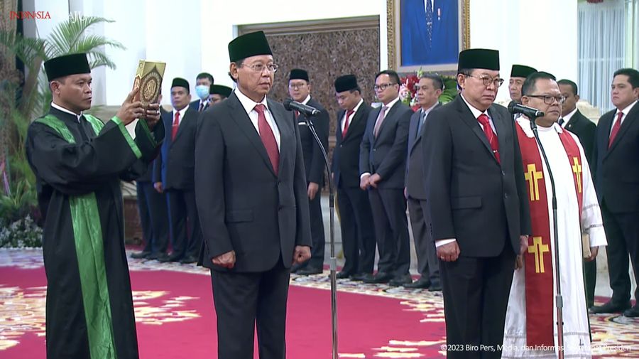Presiden Joko Widodo melantik Menteri, sejumlah Wamen, dan Anggota Wantimpres Sisa Masa Jabatan 2019-2024, pada Senin (17/7/2023). (Tangkapan Layar Youtube Sekretariat Presiden)