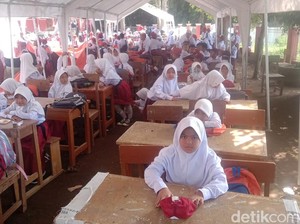 Setahun Gempa Cianjur, Murid SDN Citamiang Masih Belajar di Tenda Darurat