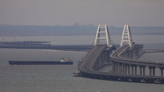 Zelensky Menggila! Habis 'Pearl Harbor' Rusia, Bom Jembatan Krimea