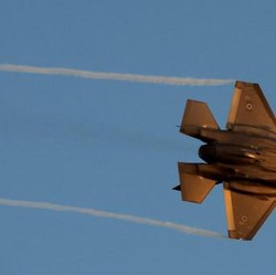AS Kerahkan Kapal Perang-Jet Tempur ke Timur Tengah, Ada Apa?