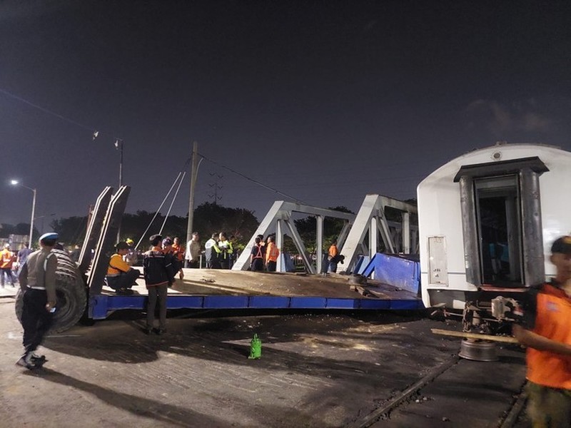 Penampakan kepala truk usai dievakuasj dari jalur kereta api, Jalan Madukoro Raya, Selasa (18/7/2023). (Foto: Afzal Nur Iman/detikJateng)