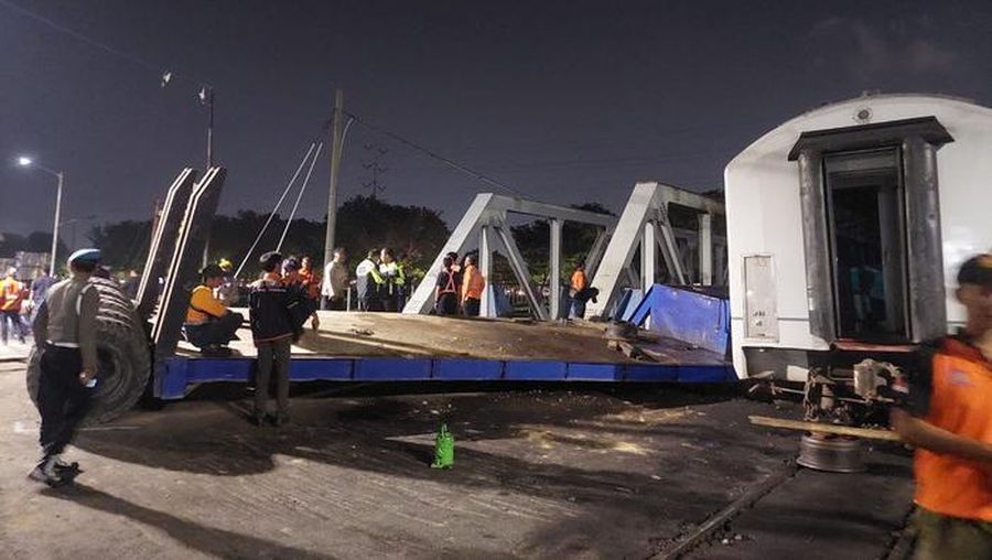 Penampakan kepala truk usai dievakuasj dari jalur kereta api, Jalan Madukoro Raya, Selasa (18/7/2023). (Foto: Afzal Nur Iman/detikJateng)