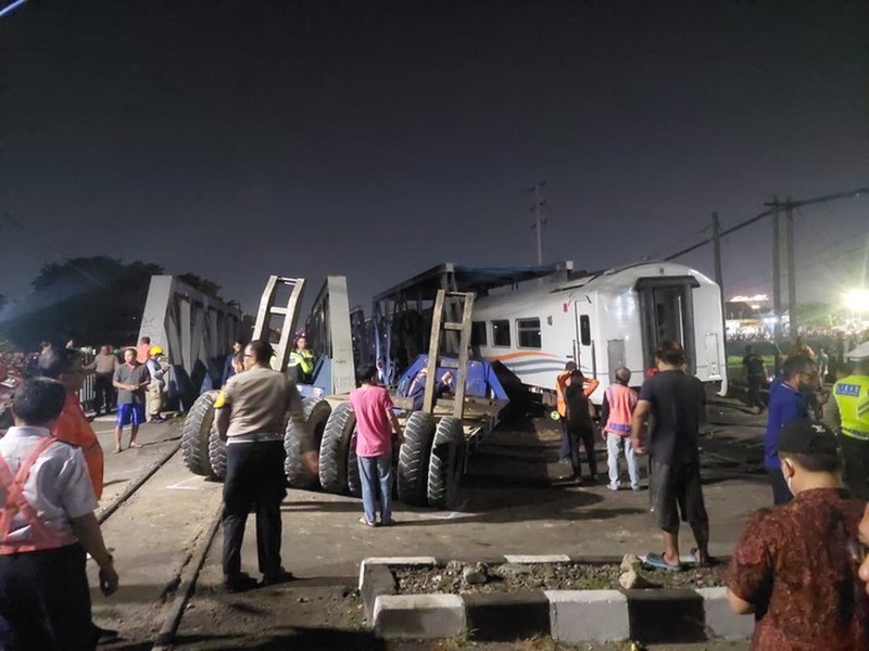 Kecelakaan Kereta Api KA Brantas tabrak Truk (Ist via CNBC Indonesia) Kecelakaan Kereta Api KA Brantas tabrak Truk (Ist via CNBC Indonesia)