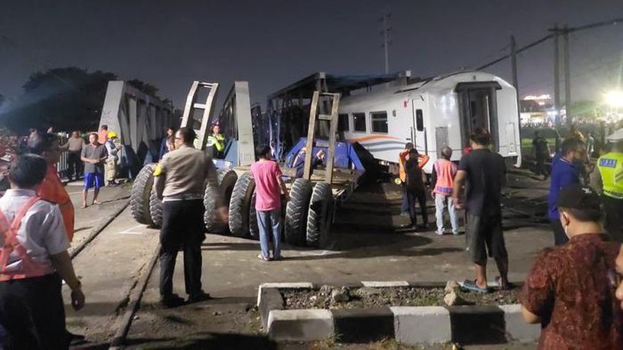 Kecelakaan Kereta Api KA Brantas tabrak Truk (Ist via CNBC Indonesia)