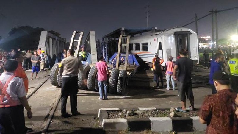 Kecelakaan Kereta Api KA Brantas tabrak Truk (Ist via CNBC Indonesia)