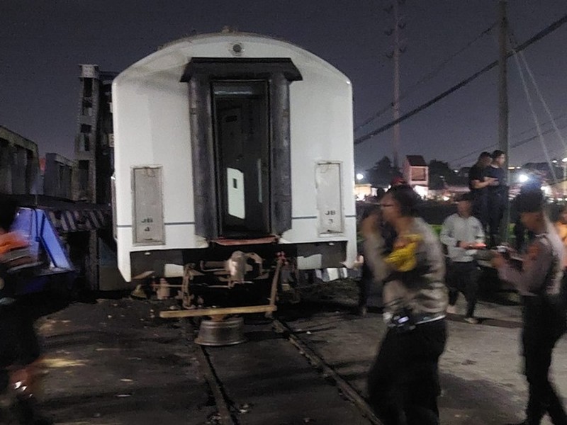 Penampakan kepala truk usai dievakuasj dari jalur kereta api, Jalan Madukoro Raya, Selasa (18/7/2023). (Foto: Afzal Nur Iman/detikJateng)