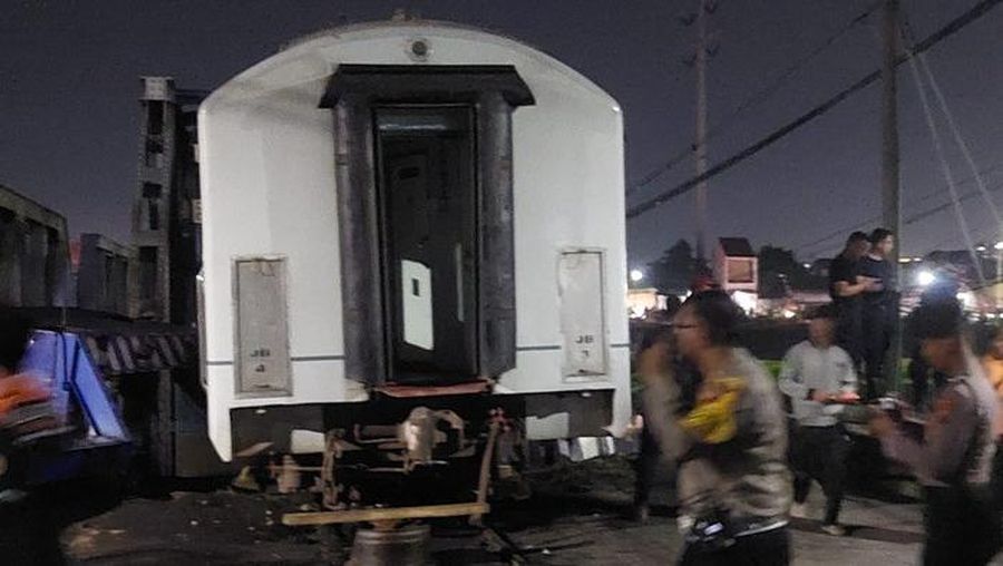 Penampakan kepala truk usai dievakuasj dari jalur kereta api, Jalan Madukoro Raya, Selasa (18/7/2023). (Foto: Afzal Nur Iman/detikJateng)