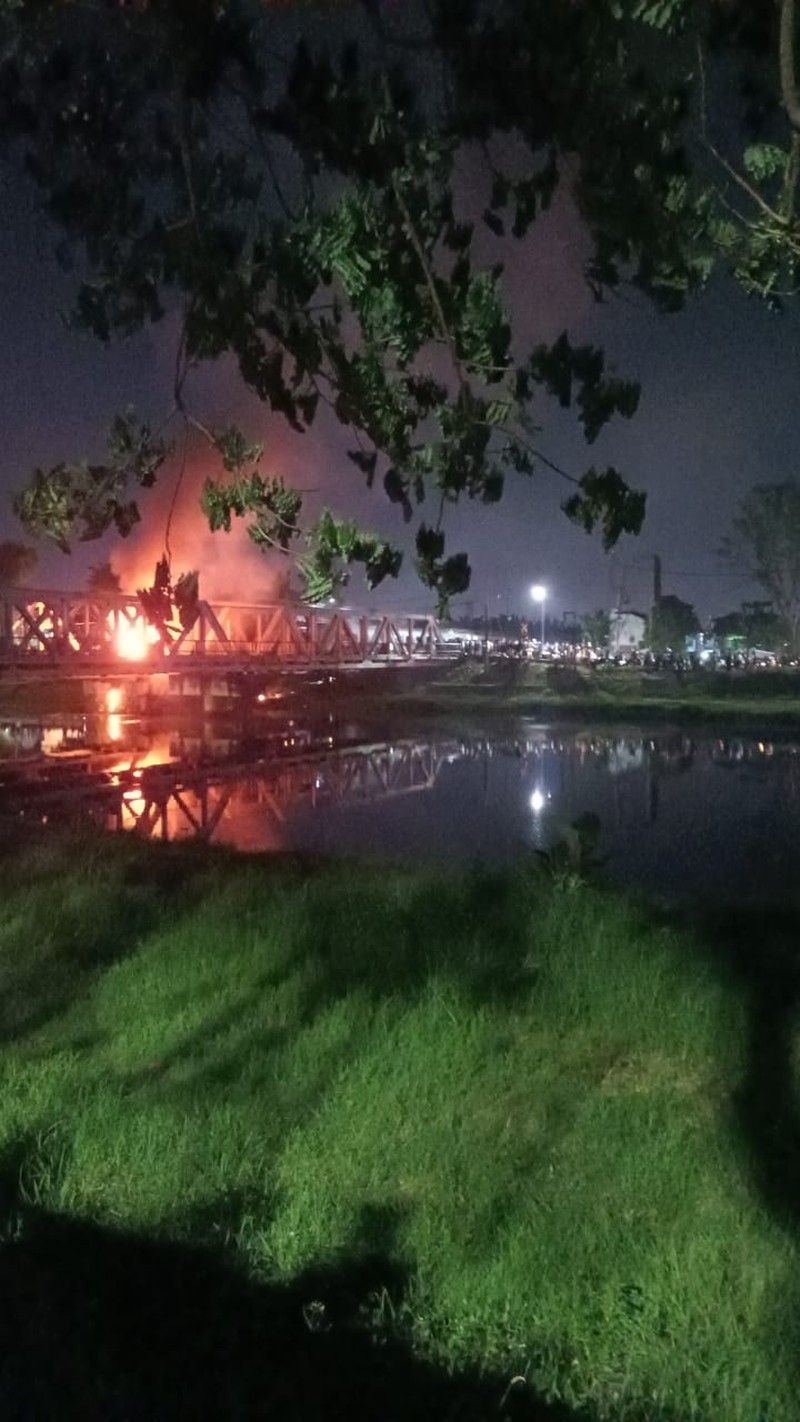 Kecelakaan Kereta Api KA Brantas tabrak Truk (Ist via CNBC Indonesia) Kecelakaan Kereta Api KA Brantas tabrak Truk (Ist via CNBC Indonesia)