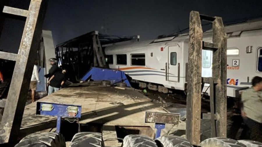Kereta Api (KA) Brantas jurusan Jakarta-Blitar menabrak satu unit truk trailer di jembatan Jalan Madukoro, Semarang, Jawa Tengah, Selasa (18/7). (CNNIndonesia/DAMAR SINUKO)