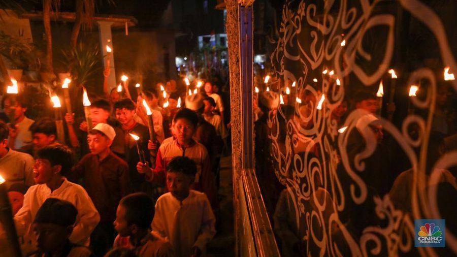 Pawai obor menyambut Tahun Baru Islam 1 Muharram 1445 H. (CNBC Indonesia/Tri Susilo)
