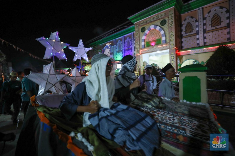 Pawai obor menyambut Tahun Baru Islam 1 Muharram 1445 H. (CNBC Indonesia/Tri Susilo) Pawai obor menyambut Tahun Baru Islam 1 Muharram 1445 H. (CNBC Indonesia/Tri Susilo)