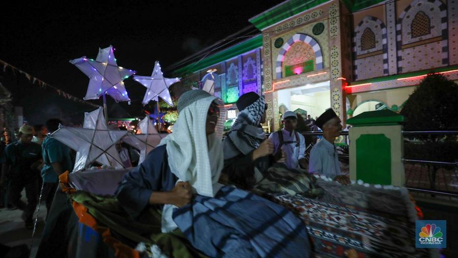 Pawai obor menyambut Tahun Baru Islam 1 Muharram 1445 H. (CNBC Indonesia/Tri Susilo)