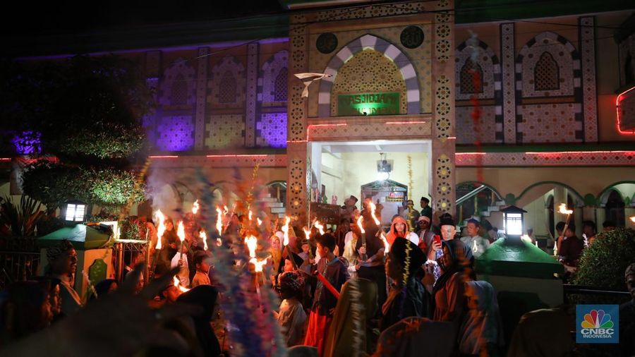 Pawai obor menyambut Tahun Baru Islam 1 Muharram 1445 H. (CNBC Indonesia/Tri Susilo)