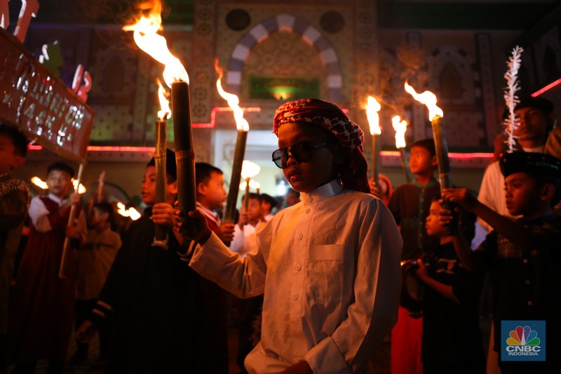 Pawai obor menyambut Tahun Baru Islam 1 Muharram 1445 H. (CNBC Indonesia/Tri Susilo) Pawai obor menyambut Tahun Baru Islam 1 Muharram 1445 H. (CNBC Indonesia/Tri Susilo)