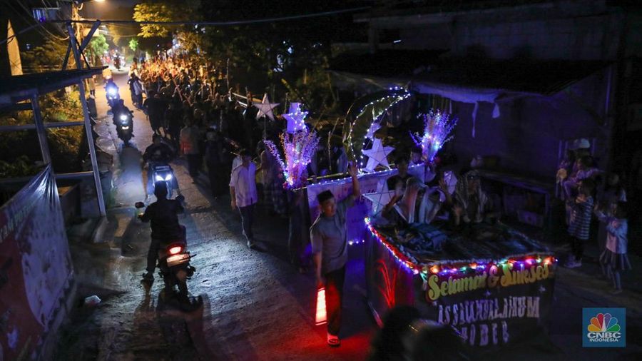 Pawai obor menyambut Tahun Baru Islam 1 Muharram 1445 H. (CNBC Indonesia/Tri Susilo)