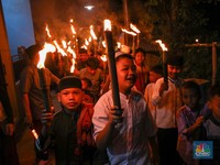 Pawai obor menyambut Tahun Baru Islam 1 Muharram 1445 H. (CNBC Indonesia/Tri Susilo)
