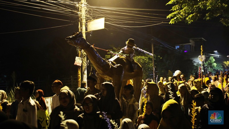 Pawai obor menyambut Tahun Baru Islam 1 Muharram 1445 H. (CNBC Indonesia/Tri Susilo) Pawai obor menyambut Tahun Baru Islam 1 Muharram 1445 H. (CNBC Indonesia/Tri Susilo)