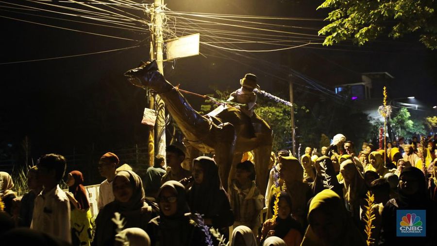 Pawai obor menyambut Tahun Baru Islam 1 Muharram 1445 H. (CNBC Indonesia/Tri Susilo)