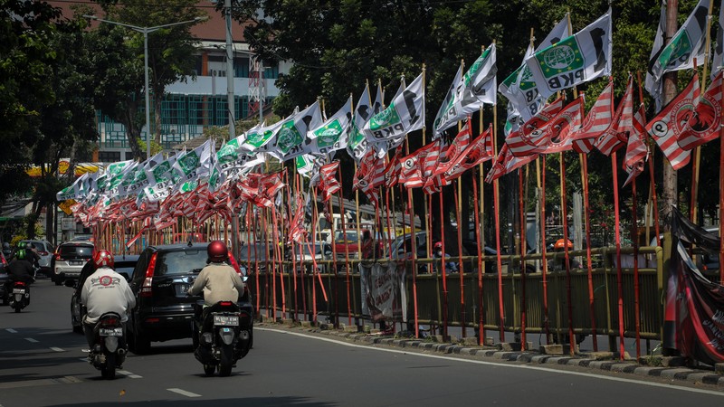 Pengendara melintas di dekat bendera parpol yang terpasang pada pembatas jalan di Jakarta, Selasa (18/7/2023). (CNBC Indonesia/Faisal Rahman) Pengendara melintas di dekat bendera parpol yang terpasang pada pembatas jalan di Jakarta, Selasa (18/7/2023). (CNBC Indonesia/Faisal Rahman)