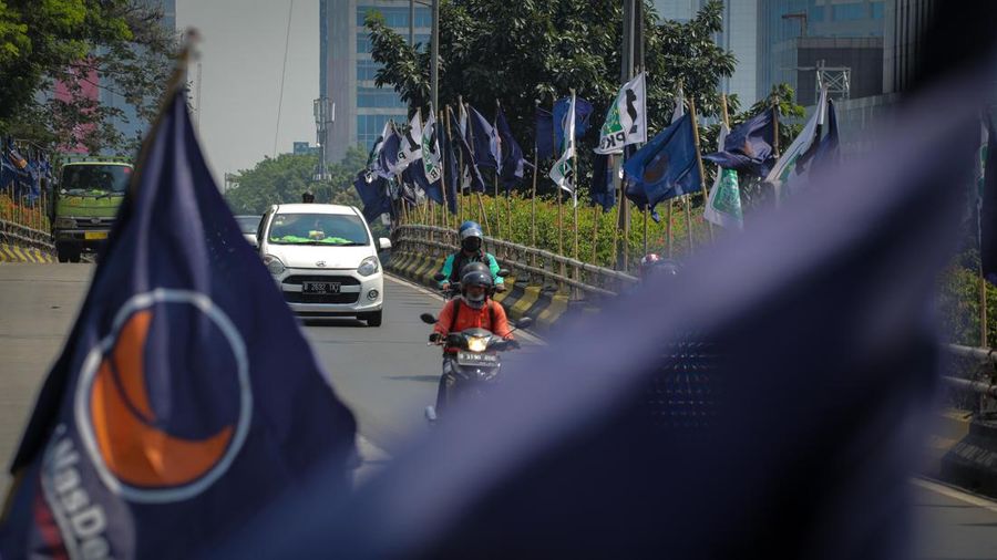 Pengendara melintas di dekat bendera parpol yang terpasang pada pembatas jalan di Jakarta, Selasa (18/7/2023). (²©²ÊÍøÕ¾/Faisal Rahman) Pengendara melintas di dekat bendera parpol yang terpasang pada pembatas jalan di Jakarta, Selasa (18/7/2023). (²©²ÊÍøÕ¾/Faisal Rahman)