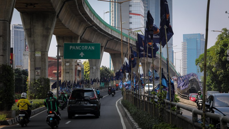 Pengendara melintas di dekat bendera parpol yang terpasang pada pembatas jalan di Jakarta, Selasa (18/7/2023). (CNBC Indonesia/Faisal Rahman) Pengendara melintas di dekat bendera parpol yang terpasang pada pembatas jalan di Jakarta, Selasa (18/7/2023). (CNBC Indonesia/Faisal Rahman)