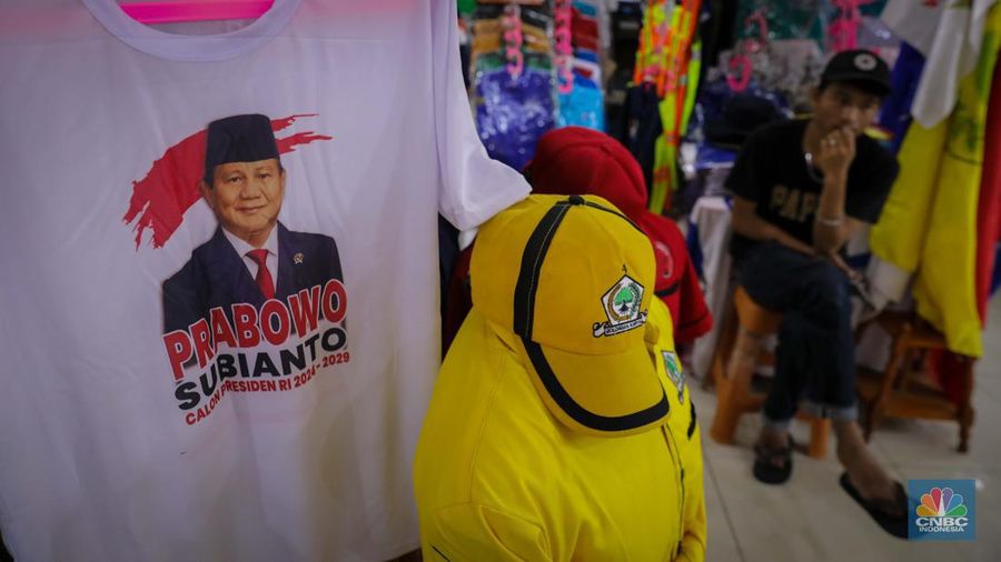 Penjual menata atribut partai di Pasar Senen, Jakarta, Selasa (18/7/2023). Menjelang musim kampanye penjualan atribut partai untuk kampanye di Pasar Senen mulai mengalami peningkatan pesanan. (CNBC Indonesia/Faisal Rahman)