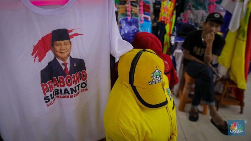 Penjual menata atribut partai di Pasar Senen, Jakarta, Selasa (18/7/2023). Menjelang musim kampanye penjualan atribut partai untuk kampanye di Pasar Senen mulai mengalami peningkatan pesanan. (CNBC Indonesia/Faisal Rahman)