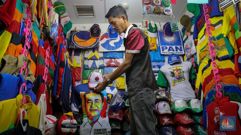 Penjual menata atribut partai di Pasar Senen, Jakarta, Selasa (18/7/2023). Menjelang musim kampanye penjualan atribut partai untuk kampanye di Pasar Senen mulai mengalami peningkatan pesanan. Penjual menata atribut partai di Pasar Senen, Jakarta, Selasa (18/7/2023). Menjelang musim kampanye penjualan atribut partai untuk kampanye di Pasar Senen mulai mengalami peningkatan pesanan. (CNBC Indonesia/Faisal Rahman)