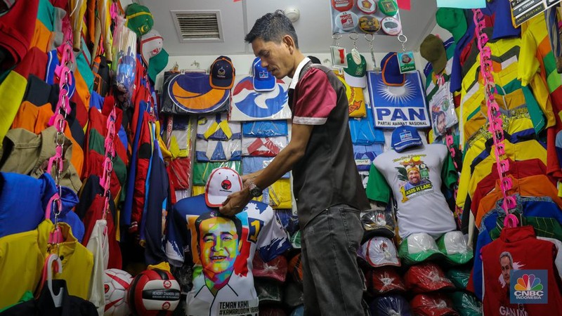 Penjual menata atribut partai di Pasar Senen, Jakarta, Selasa (18/7/2023). Menjelang musim kampanye penjualan atribut partai untuk kampanye di Pasar Senen mulai mengalami peningkatan pesanan. (CNBC Indonesia/Faisal Rahman)