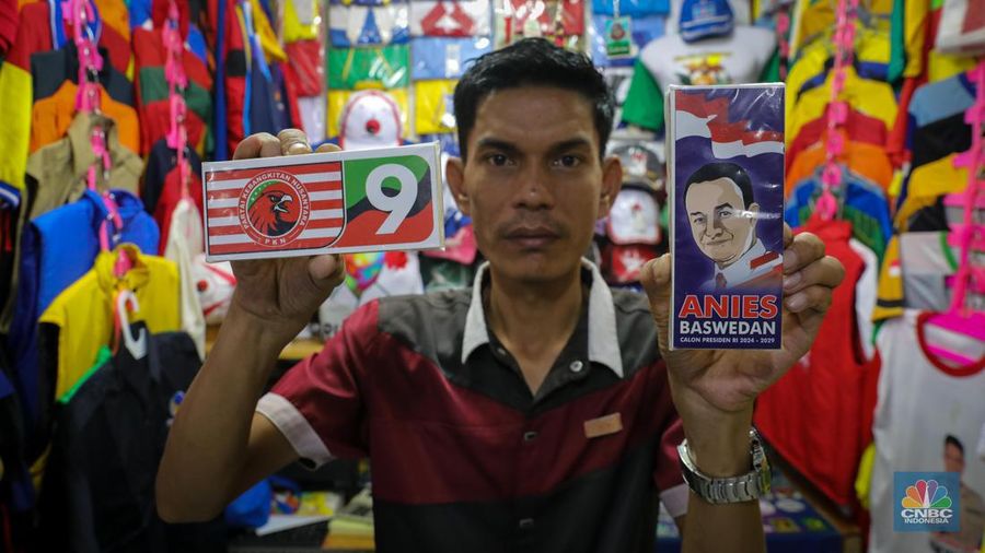 Penjual menata atribut partai di Pasar Senen, Jakarta, Selasa (18/7/2023). Menjelang musim kampanye penjualan atribut partai untuk kampanye di Pasar Senen mulai mengalami peningkatan pesanan. (CNBC Indonesia/Faisal Rahman)