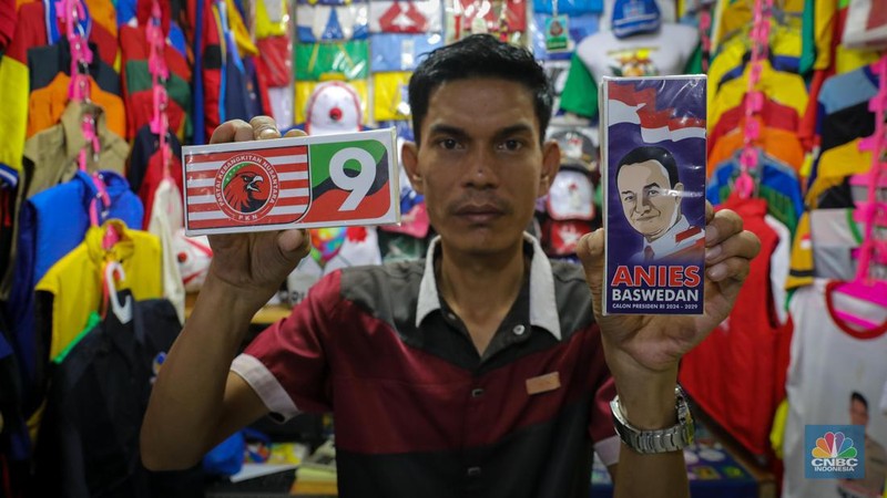 Penjual menata atribut partai di Pasar Senen, Jakarta, Selasa (18/7/2023). Menjelang musim kampanye penjualan atribut partai untuk kampanye di Pasar Senen mulai mengalami peningkatan pesanan. (CNBC Indonesia/Faisal Rahman)