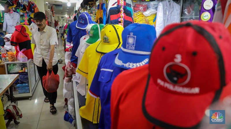 Penjual menata atribut partai di Pasar Senen, Jakarta, Selasa (18/7/2023). Menjelang musim kampanye penjualan atribut partai untuk kampanye di Pasar Senen mulai mengalami peningkatan pesanan. (CNBC Indonesia/Faisal Rahman)
