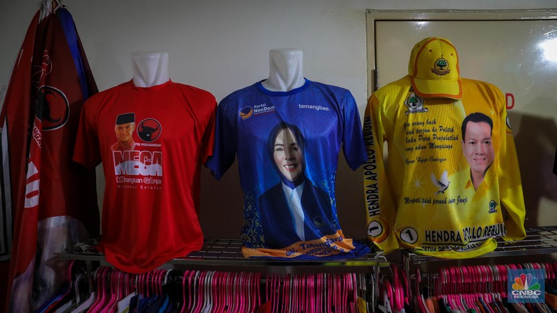 Penjual menata atribut partai di Pasar Senen, Jakarta, Selasa (18/7/2023). Menjelang musim kampanye penjualan atribut partai untuk kampanye di Pasar Senen mulai mengalami peningkatan pesanan. (CNBC Indonesia/Faisal Rahman)