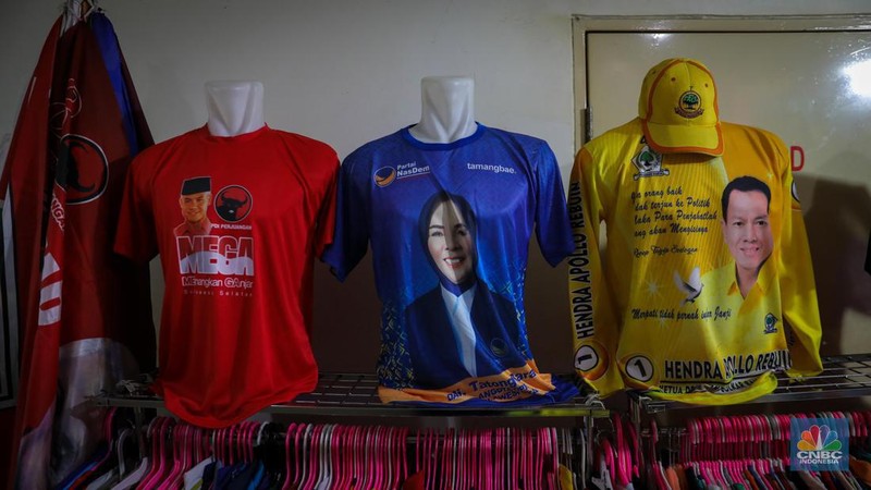 Penjual menata atribut partai di Pasar Senen, Jakarta, Selasa (18/7/2023). Menjelang musim kampanye penjualan atribut partai untuk kampanye di Pasar Senen mulai mengalami peningkatan pesanan. (CNBC Indonesia/Faisal Rahman)