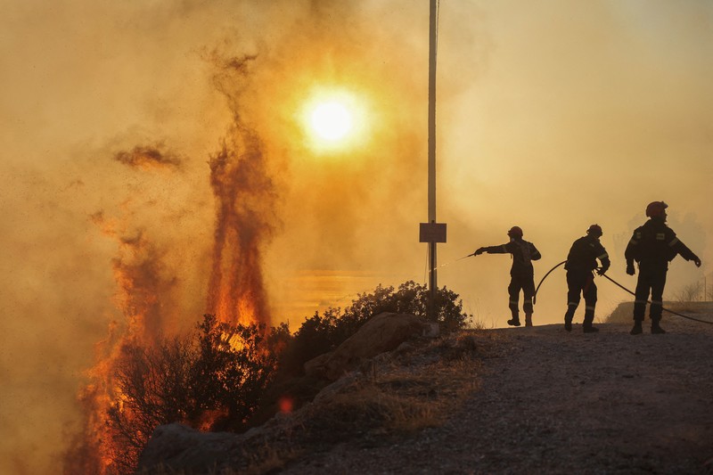 GLOBAL-WEATHER/SWITZERLAND-FIRE General view of a wildfire on the flank of a mountain in Bitsch near Brig, Switzerland, July 18, 2023. Picture taken with a long exposure. REUTERS/Denis Balibouse