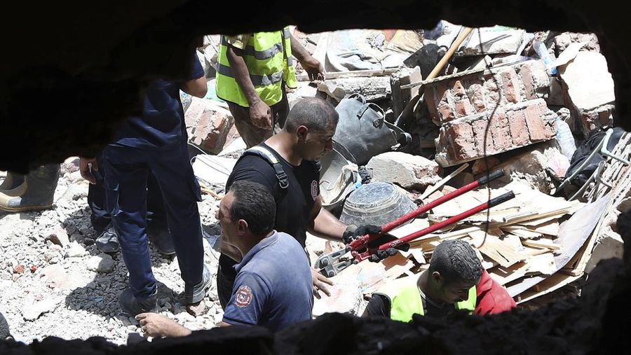 Tim penyelamat mencari melalui puing-puing gedung apartemen lima lantai yang runtuh di Kairo, Mesir, Senin, 17 Juli 2023. Sebuah gedung apartemen lima lantai runtuh Senin di ibukota Mesir Kairo, menyebabkan beberapa orang tewas, kata pihak berwenang, sebagai penyelamat di tempat kejadian mencari melalui puing-puing. Runtuhnya bangunan umum terjadi di Mesir, di mana konstruksi yang buruk dan kurangnya pemeliharaan tersebar luas di kota-kota kumuh, lingkungan kota yang miskin, dan daerah pedesaan. (AP Photo)