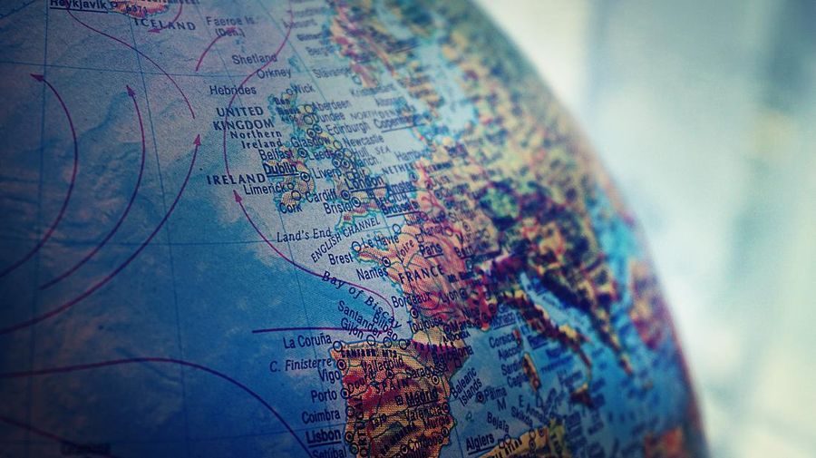 Ilustrasi Globe (Suzy Hazelwood: www.pexels.com/)