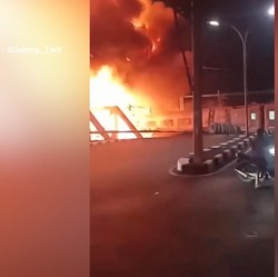 KA Brantas Tabrak Truk Tronton, Simak Penjelasan KAI!