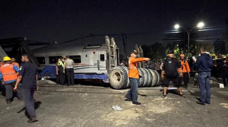 Penampakan kepala truk usai dievakuasj dari jalur kereta api, Jalan Madukoro Raya, Selasa (18/7/2023). (Foto: Afzal Nur Iman/detikJateng) Penampakan kepala truk usai dievakuasj dari jalur kereta api, Jalan Madukoro Raya, Selasa (18/7/2023). (Foto: Afzal Nur Iman/detikJateng)