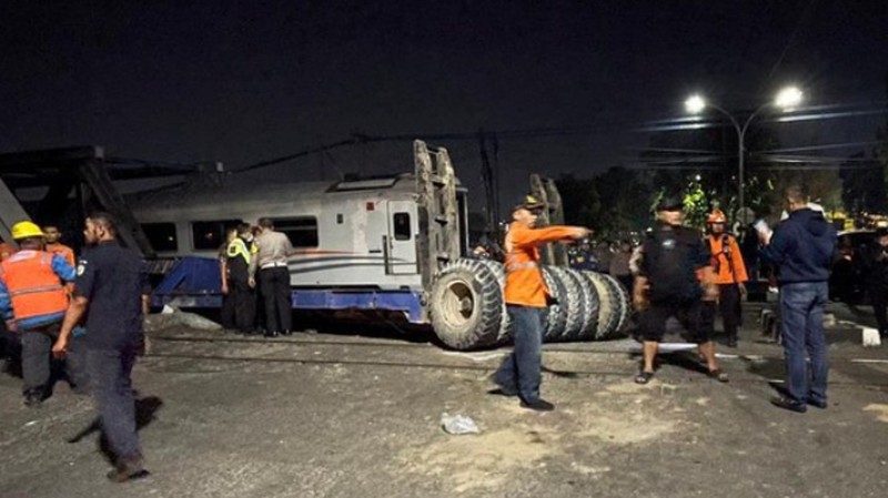 Penampakan kepala truk usai dievakuasj dari jalur kereta api, Jalan Madukoro Raya, Selasa (18/7/2023). (Foto: Afzal Nur Iman/detikJateng)