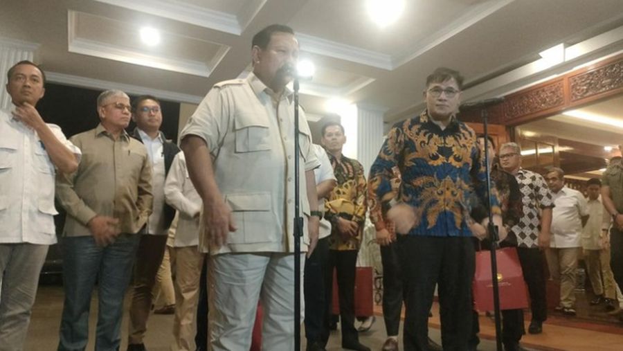 Ketum Partai Gerindra Prabowo Subianto dan politisi PDIP Budiman Sudjatmiko menggelar konferensi pers usai pertemuan tertutup. (Dwi Rahmawati/detikcom)