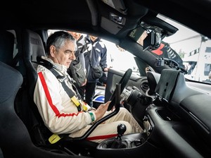 Mr.Bean Dituduh Bikin Penjualan Mobil Listrik Melambat
