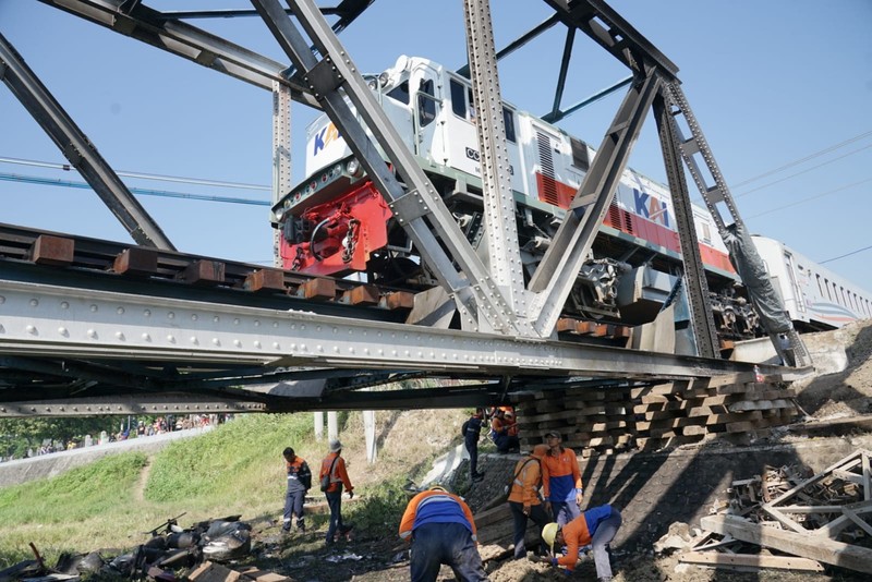 PT Kereta Api Indonesia (Persero) bersama pihak-pihak terkait berhasil melakukan proses evakuasi kereta api dan bangkai truk. (Dok KAI)