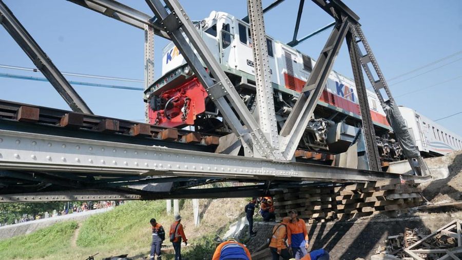 PT Kereta Api Indonesia (Persero) bersama pihak-pihak terkait berhasil melakukan proses evakuasi kereta api dan bangkai truk. (Dok KAI)