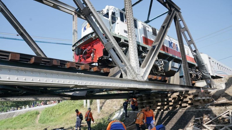 PT Kereta Api Indonesia (Persero) bersama pihak-pihak terkait berhasil melakukan proses evakuasi kereta api dan bangkai truk. (Dok KAI)