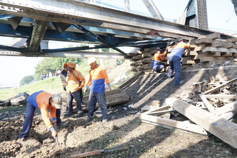 PT Kereta Api Indonesia (Persero) bersama pihak-pihak terkait berhasil melakukan proses evakuasi kereta api dan bangkai truk. (Dok KAI) PT Kereta Api Indonesia (Persero) bersama pihak-pihak terkait berhasil melakukan proses evakuasi kereta api dan bangkai truk. (Dok KAI)