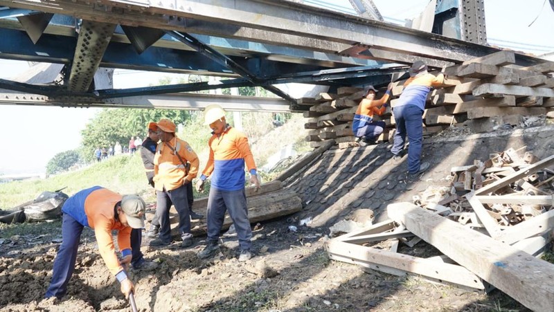 PT Kereta Api Indonesia (Persero) bersama pihak-pihak terkait berhasil melakukan proses evakuasi kereta api dan bangkai truk. (Dok KAI)