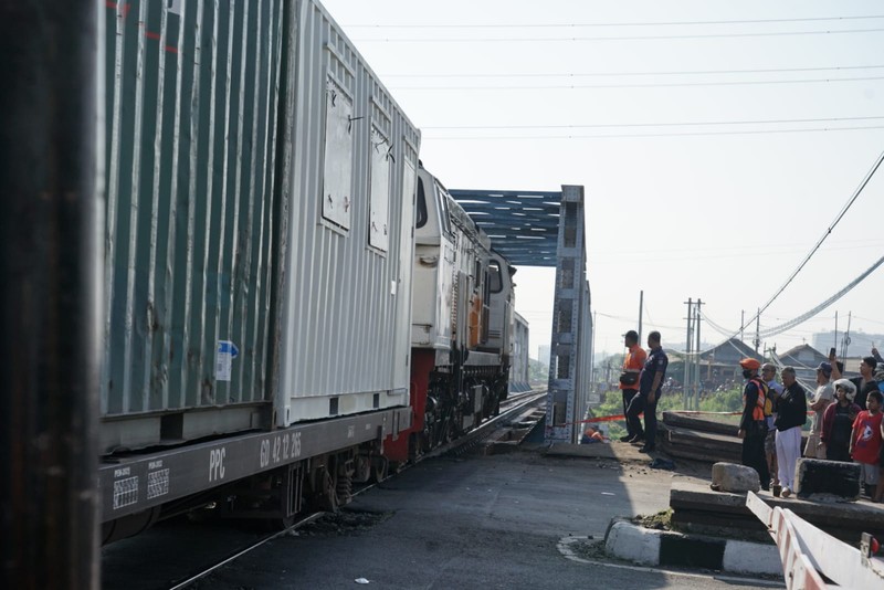 PT Kereta Api Indonesia (Persero) bersama pihak-pihak terkait berhasil melakukan proses evakuasi kereta api dan bangkai truk. (Dok KAI) PT Kereta Api Indonesia (Persero) bersama pihak-pihak terkait berhasil melakukan proses evakuasi kereta api dan bangkai truk. (Dok KAI)